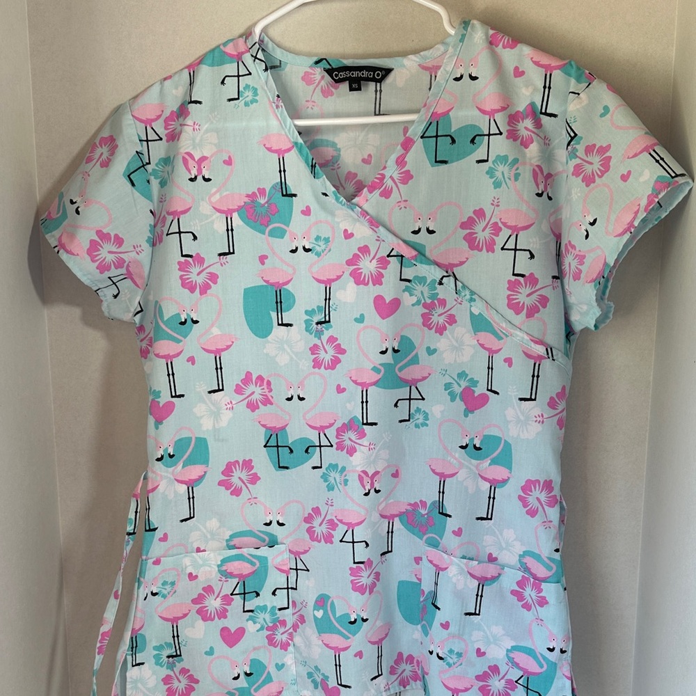 Cassandra O flamingo tropical print scrub top size extra small